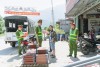 CÔNG AN XÃ BÌNH LƯ RA QUÂN TUYÊN TRUYỀN, NHẮC NHỞ; 68 HỘ KINH DOANH KÝ CAM KẾT KHÔNG LẤN CHIẾM VỈA HÈ, LÒNG ĐƯỜNG