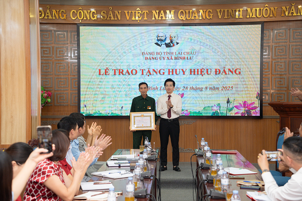 Bình Lư trao huy hiệu 45 năm tuổi Đảng cho đảng viên chi bộ bản Máy Đường