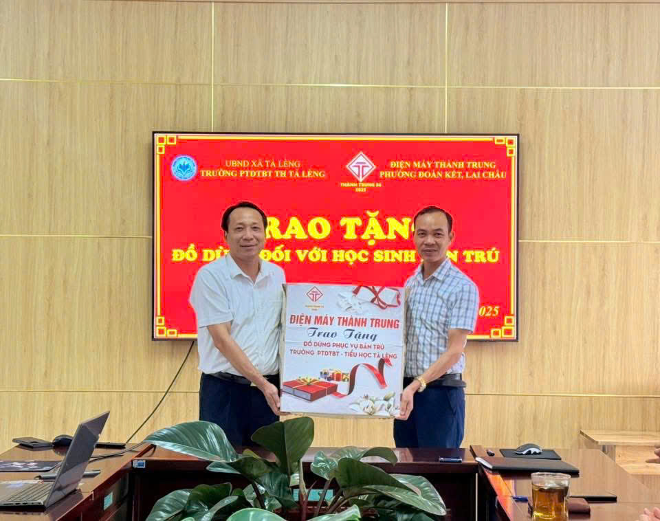 Trao quà cho học sinh Trường PTDTBT Tiểu học Tả Lèng
