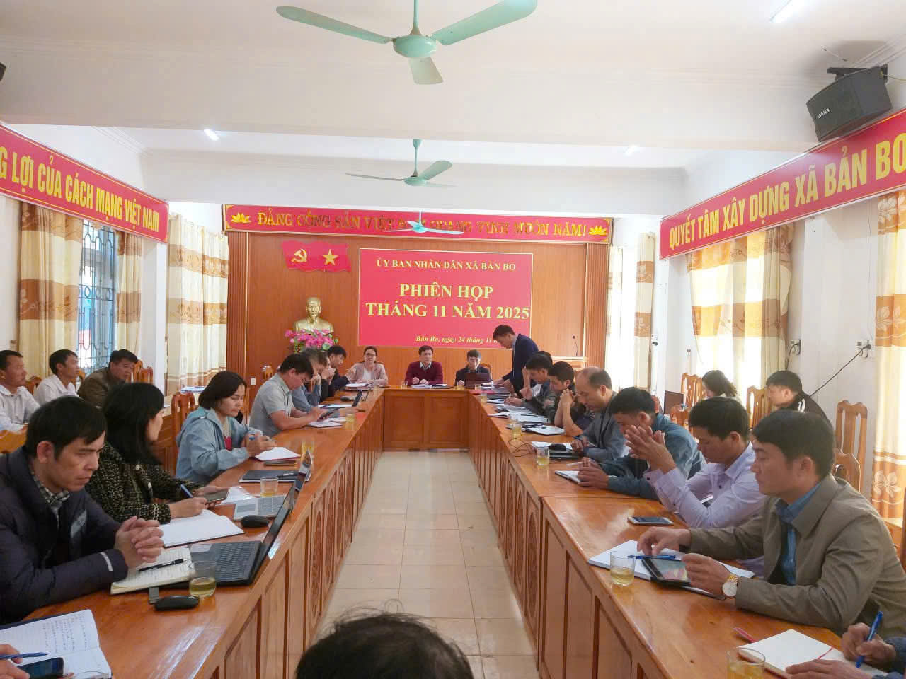 UBND xã Bản Bo họp phiên thường kỳ tháng 11 năm 2025