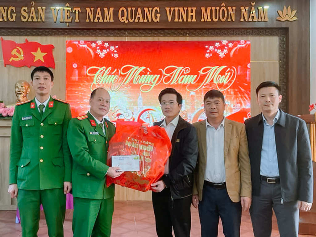 BÍ THƯ ĐẢNG ỦY XÃ BÌNH LƯ THĂM, CHÚC TẾT CÔNG AN XÃ