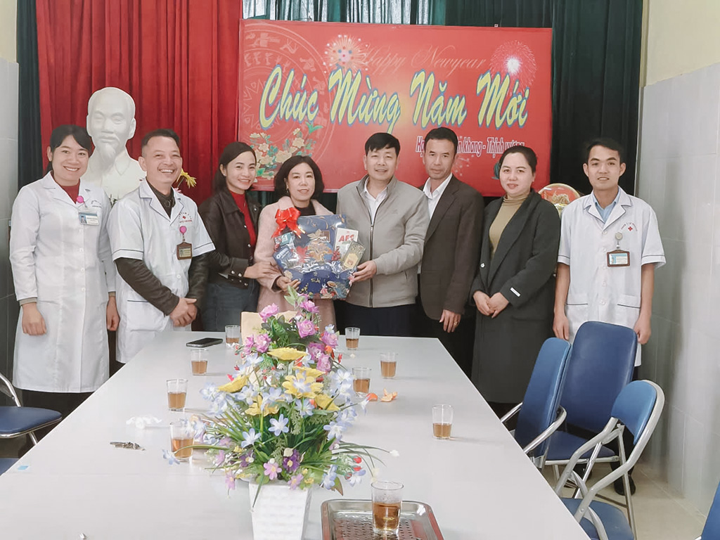 LÃNH ĐẠO XÃ BÌNH LƯ THĂM, TẶNG QUÀ TRẠM Y TẾ NHÂN DỊP TẾT NGUYÊN ĐÁN