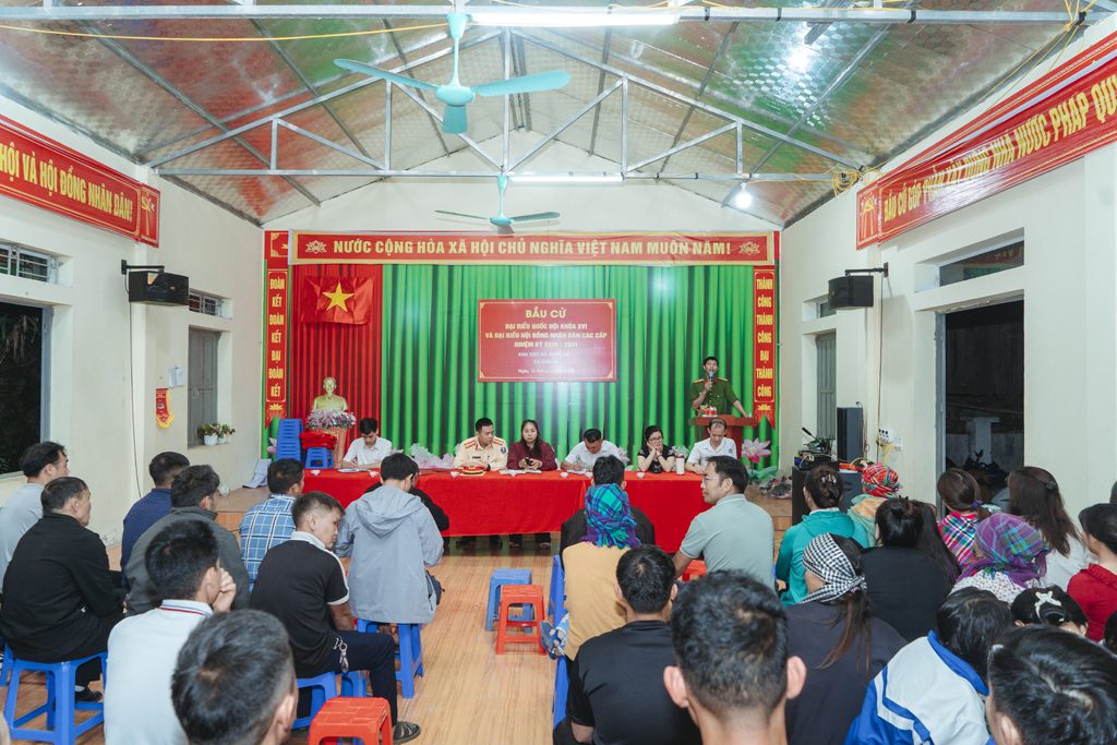 Công an xã Bình Lư: Đưa pháp luật đến từng hộ, dịch vụ số về tận bản